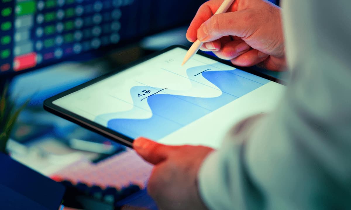Data analytics services for small businesses using business intelligence solutions